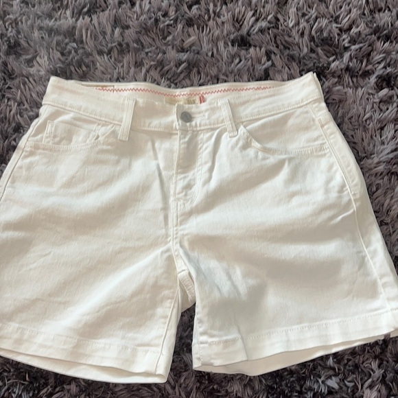 Levi's Pants - Levi's 515 White Denim Shorts. Size 6 Excellent condition
